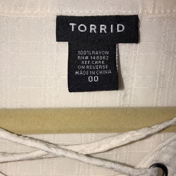 Torrid Women's White Textured Rayon Lace Up 3/4 Sleeve Blouse Size 00 - Picture 3 of 5